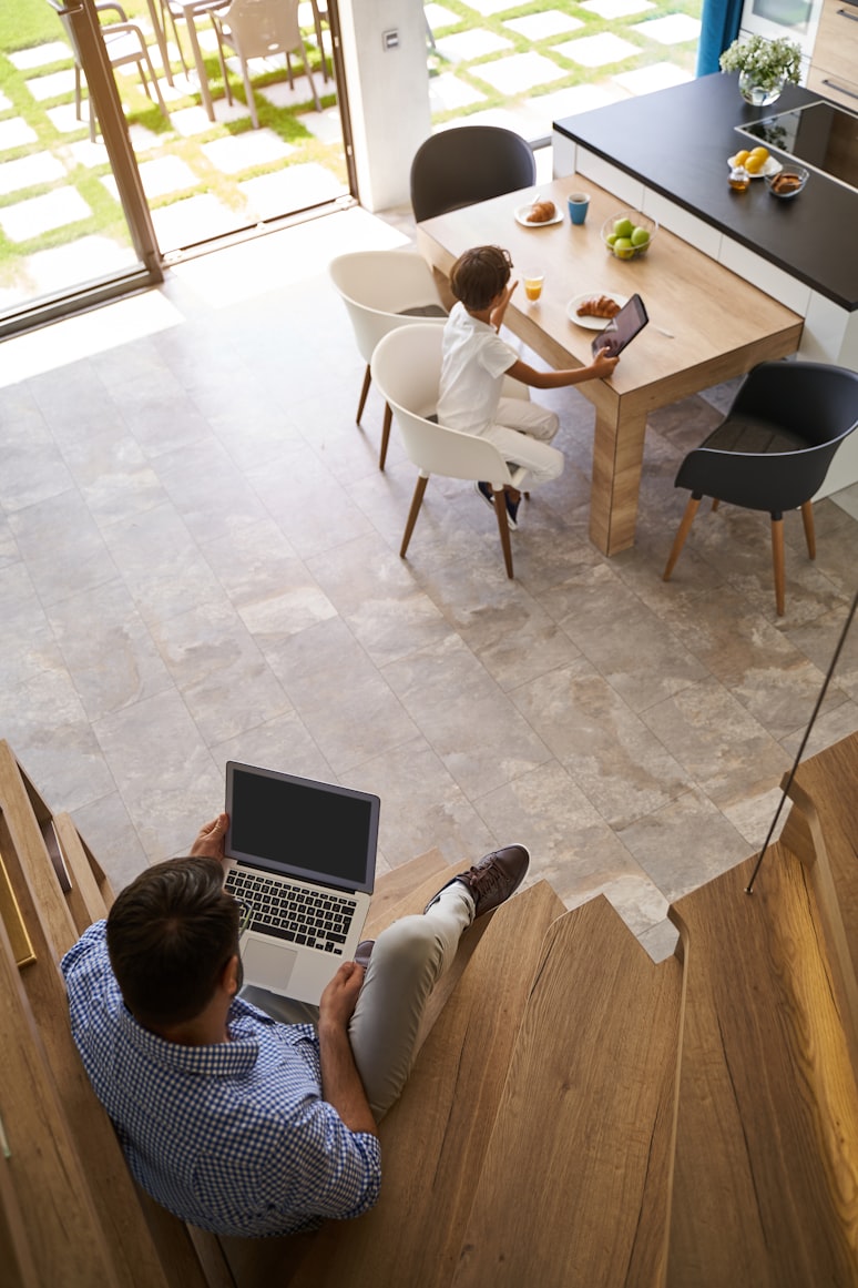 Family using devices on reliable home WiFi
